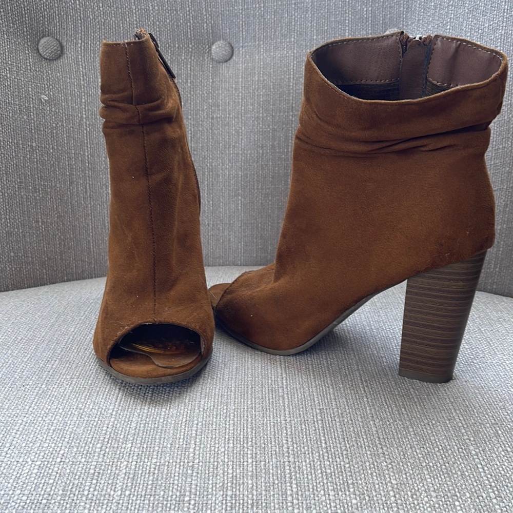 Open tor booties. Size 6 suede.